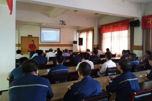富联官网集团对员工进行安全培训。